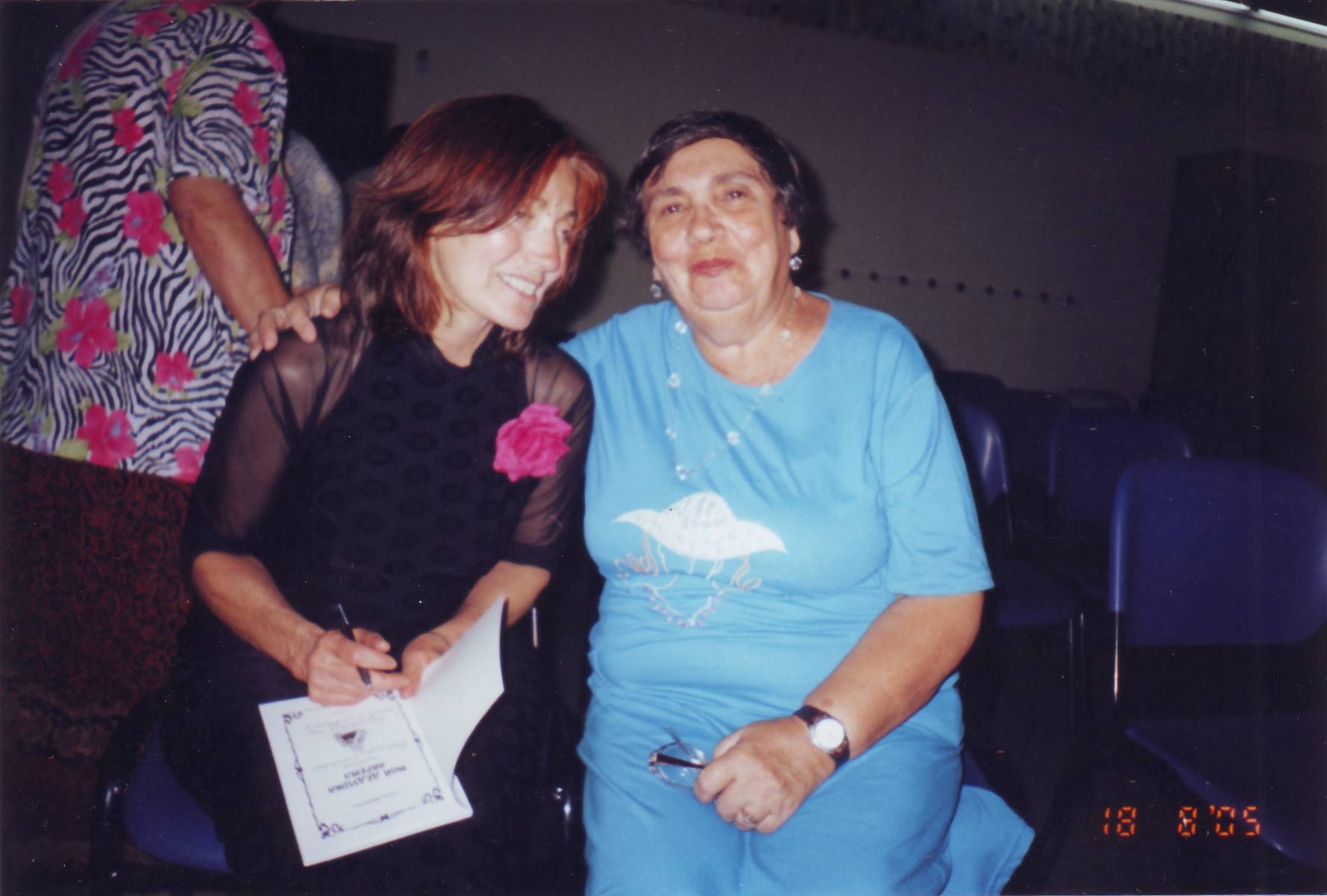 Рина Левинзон, рекомендовавшая А.Файнберга в Союз писателей Израиля, даёт автограф его жене Ольге. Ашдод, 2008 г.